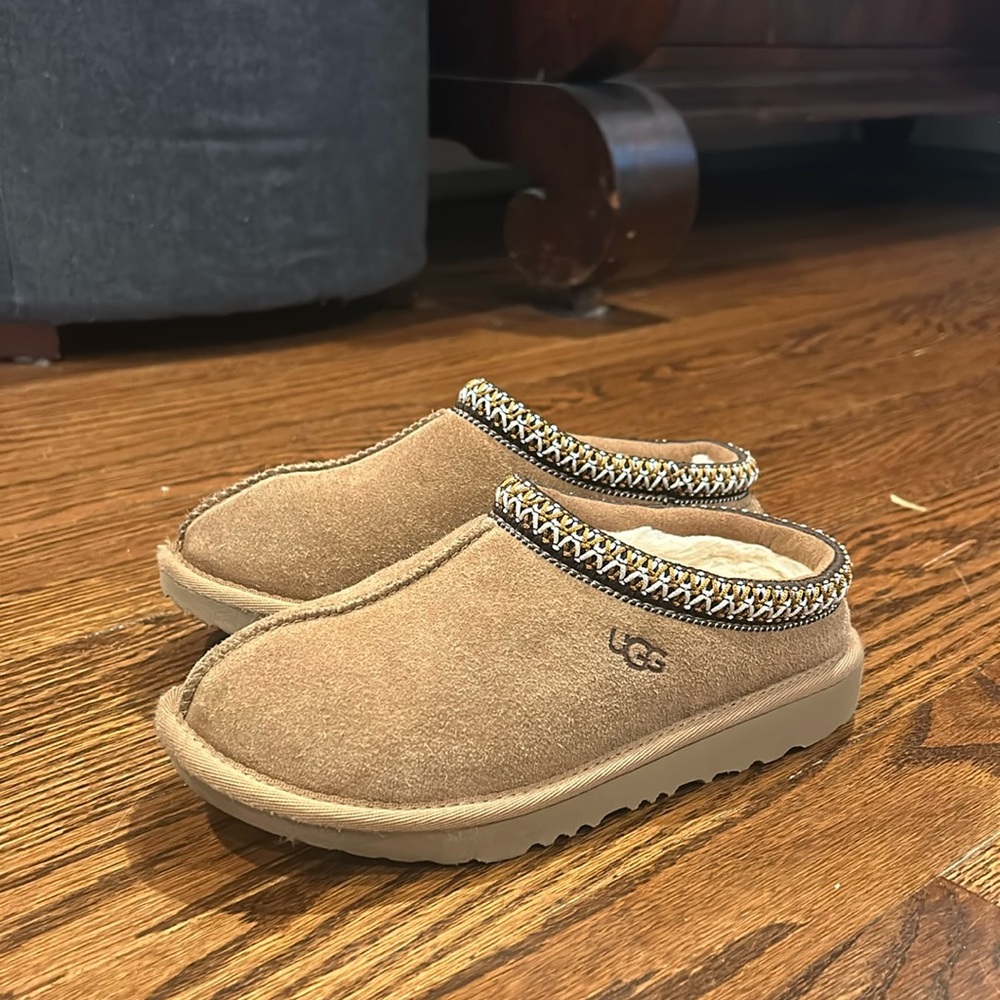 Ugg Tasman II Slippers US size 2 kids, color chestnut